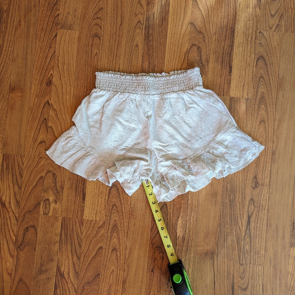 NWOT la miel Ruffle Bottom Shorts in Oatmeal, Size Small - Picture 4 of 8
